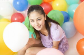 美女主播上下坐气球